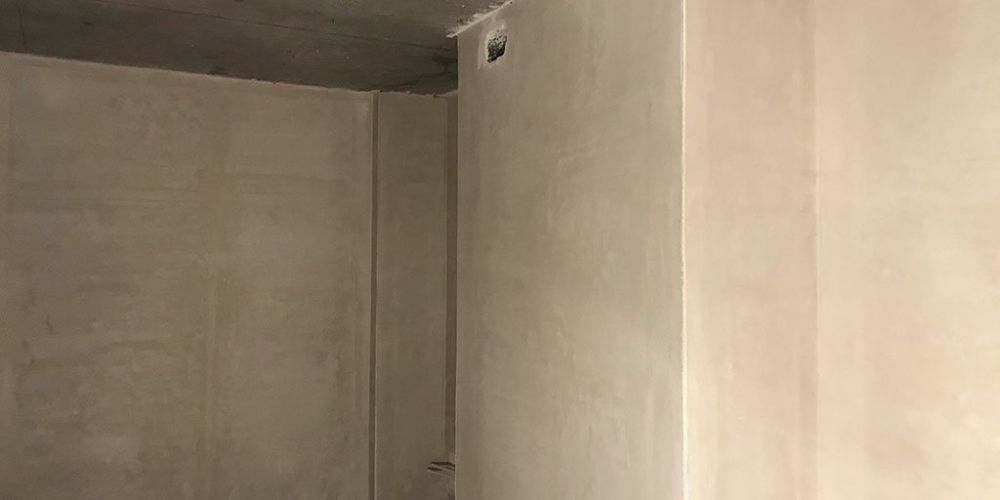 Оштукатурили стены и пол в квартире с черновой отделкой на улице Назила Зиатдинова за 4 дня